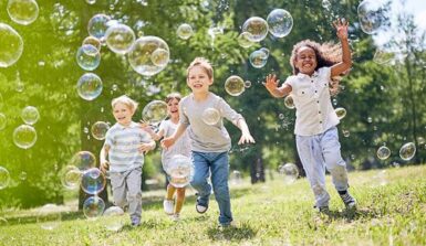 Enfants qui jouent avec des bulles