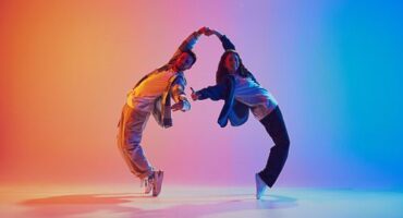 Deux jeunes qui se tiennent par la main en dansant du Hip-Hop
