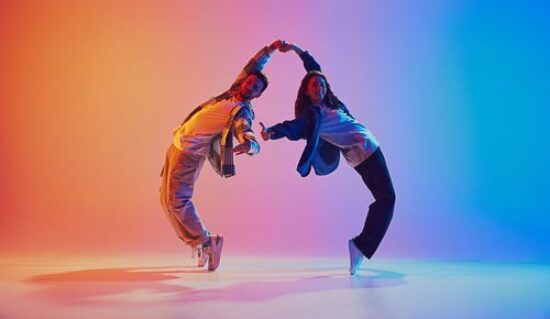 Deux jeunes qui se tiennent par la main en dansant du Hip-Hop